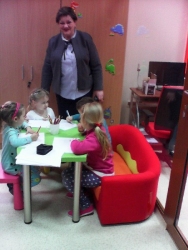 Odwiedziny dzieci ze Społecznej szkoły w Przybysławicach